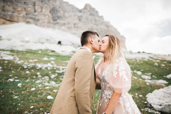 Sadece Öpüşen Evli Bir Çift Arka Planda Karla Kaplı Dağlar — Stok fotoğraf