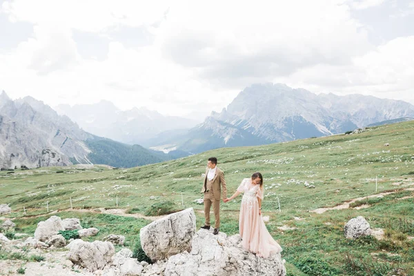 Krásná Nádherná Nevěsta Pózuje Ženich Baví Blízkosti Hor Úžasným Výhledem — Stock fotografie