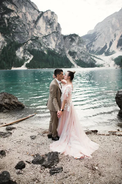 Junges Paar Der Nähe Des Karersees Italien Händchenhalten Stein See — Stockfoto