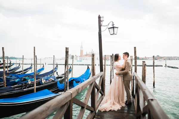 Hermosa Pareja Feliz Pie Cerca Uno Del Otro Mirando Los — Foto de Stock