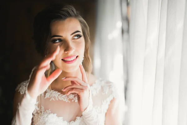 Schöne Braut Trägt Mode Hochzeitskleid Mit Federn Mit Luxuriösem Genuss — Stockfoto