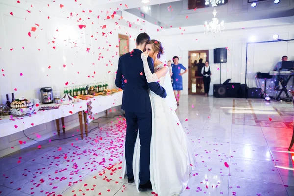 Gyönyörű Házaspár Most Házasodtak Össze Táncoltak Először — Stock Fotó