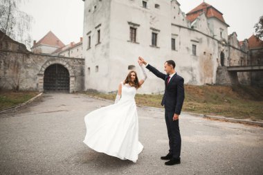 Güzel düğün çifti yeni evlendi ve dans ediyor..