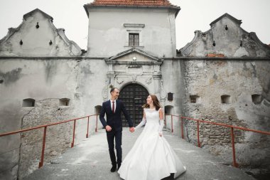 Düğün günü el ele tutuşan çift, damat ve gelin..