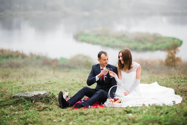 Lächelndes Hochzeitspaar Klirrt Mit Champagnergläsern — Stockfoto