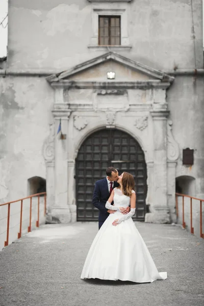 Bella Sposa Sposo Abbracciare Baciare Giorno Del Loro Matrimonio All — Foto Stock