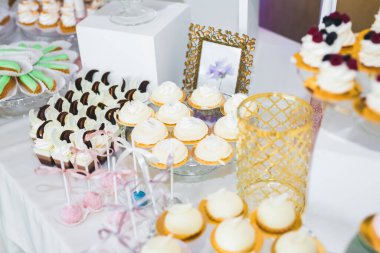 Lezzetli düğün resepsiyonu, tatlı masası..