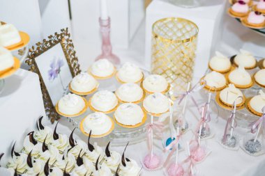 Lezzetli düğün resepsiyonu, tatlı masası..