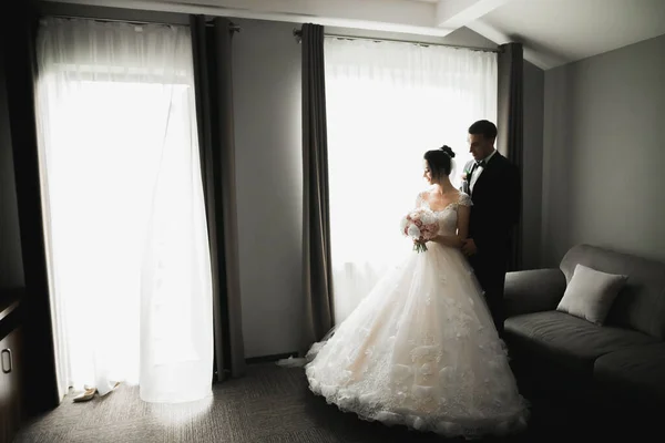 Casamento Casal Natureza Está Abraçando Uns Aos Outros Menina Modelo — Fotografia de Stock