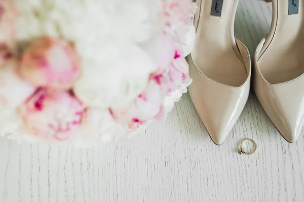 Paire Chaussures Mariée Élégantes Élégantes Avec Bouquet Roses Autres Fleurs — Photo