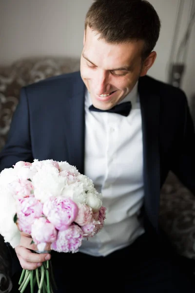Vőlegény Reggeli Előkészületei Jóképű Férfi Felöltözik Készül Esküvőre — Stock Fotó