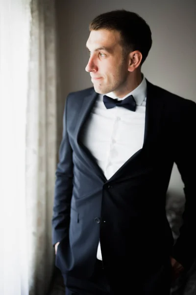 Hermoso Hombre Novio Posando Preparándose Para Boda —  Fotos de Stock