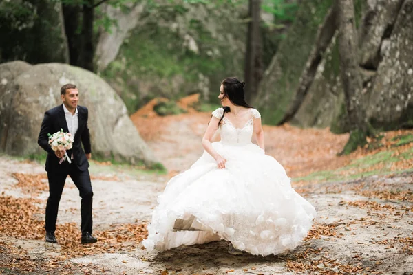 Couple Élégant Jeunes Mariés Heureux Mariée Fuyant Marié Dans Parc — Photo