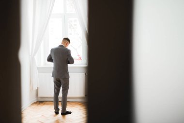 Genç ve yakışıklı bir adam iş toplantısından sonra bir otelde dinleniyor..