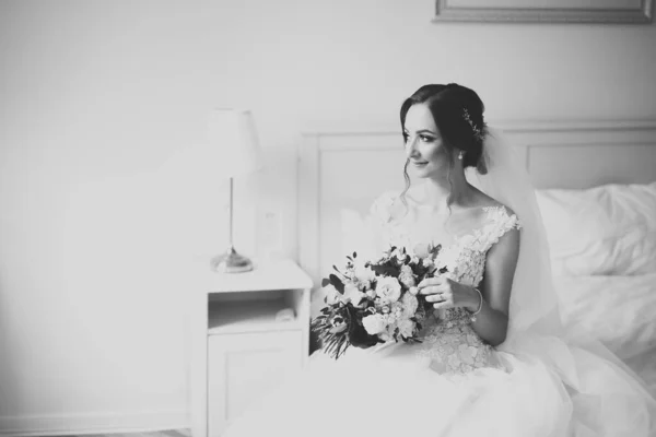 Casamento Luxo Noiva Menina Posando Sorrindo Com Buquê — Fotografia de Stock