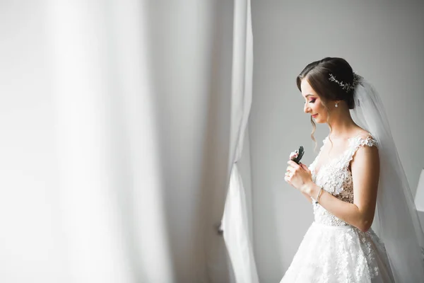 Роскошная Свадебная Невеста Девушка Позирует Улыбается Букетом — стоковое фото