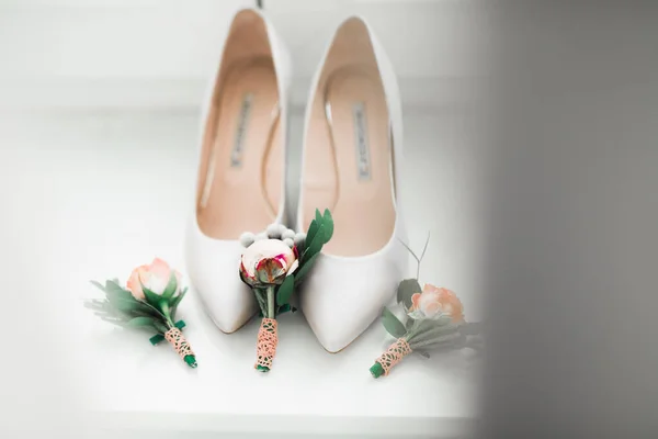 Paar Elegante Und Stilvolle Brautschuhe Mit Einem Strauß Rosen Und — Stockfoto