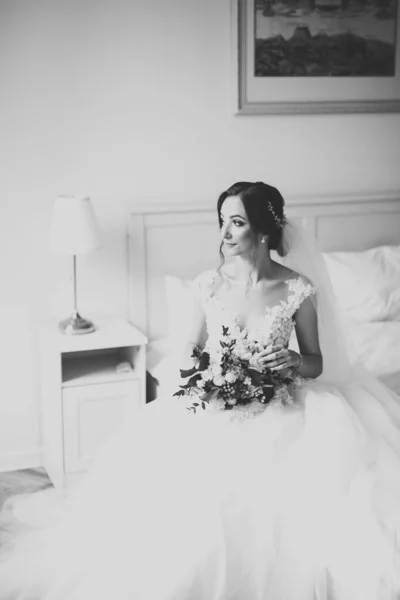 Πολυτελής Νύφη Γάμου Κορίτσι Που Ποζάρει Και Χαμογελά Μπουκέτο — Φωτογραφία Αρχείου