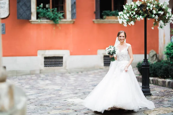 Bruid Met Grote Mooie Bruiloft Boeket Met Bloemen — Stockfoto