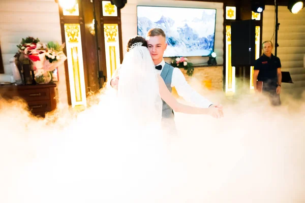 美しい結婚式のカップルちょうど結婚し 彼らの最初のダンスを踊る — ストック写真