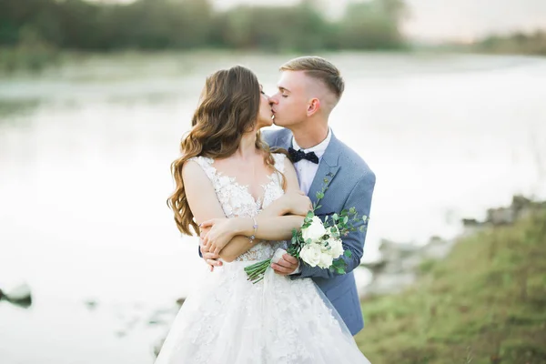 Красивая Свадебная Пара Целуется Обнимается Берега Горной Реки Камнями — стоковое фото