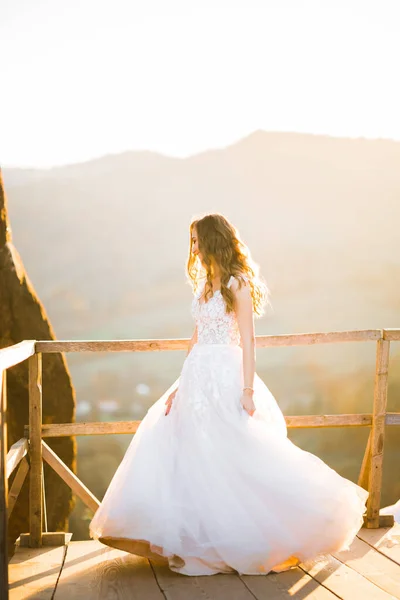 Bellezza Donna Sposa Con Perfetto Abito Bianco Sfondo Montagne — Foto Stock