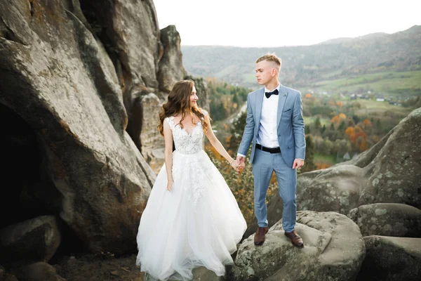 Amantes Marido Mujer Fondo Las Montañas Amar Pareja Emocionalmente Pasa — Foto de Stock