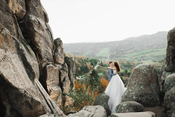 Linda Noiva Linda Posando Para Noivo Divertindo Perto Montanhas Com — Fotografia de Stock