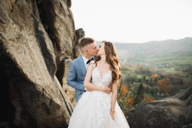 Güzel gelin ve damat evlendikleri gün kucaklaşıp öpüşüyorlar..