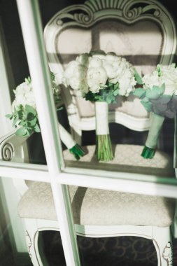 Farklı çiçeklerden oluşan lüks bir düğün buketi..