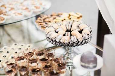 Lezzetli ve tatlı bir tatlı masası. Kapalı resepsiyonda küçük kekler ve shot 'lar var..