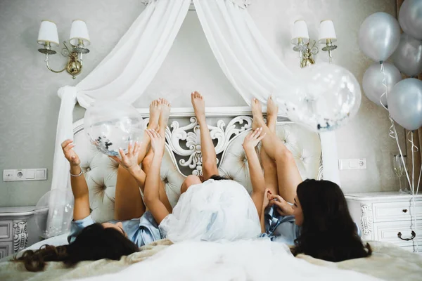 Fiesta Pijamas Atractivas Mujeres Jóvenes Sonrientes Pijama Haciendo Una Fiesta — Foto de Stock