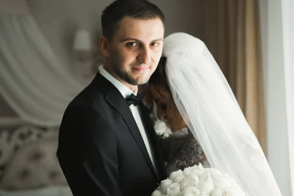 Romantik Düğün Anı Yeni Evli Çiftin Gülümseyen Portresi Gelin Damadın — Stok fotoğraf