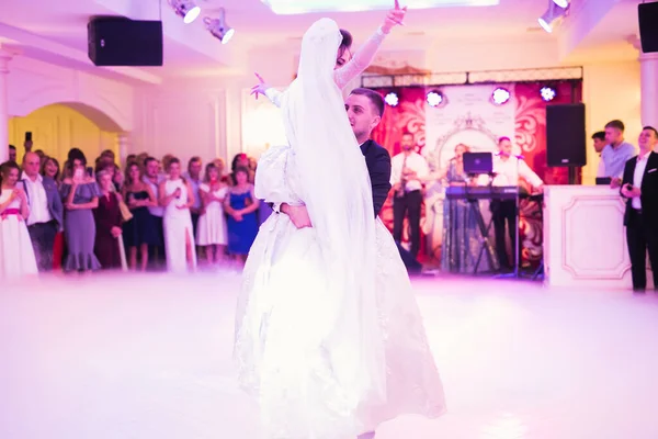 Primer Baile Boda Pareja Recién Casada Restaurante —  Fotos de Stock