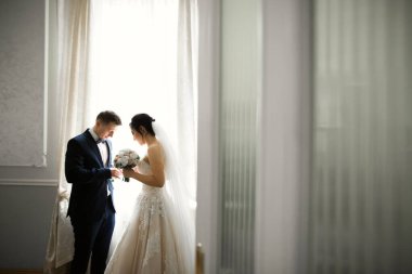 Genç ve güzel bir çiftin yakın çekimi..