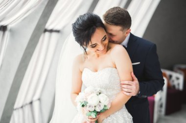 Genç ve güzel bir çiftin yakın çekimi..