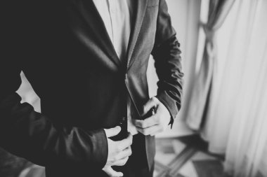 Güzel adam, damat poz veriyor ve düğüne hazırlanıyor..