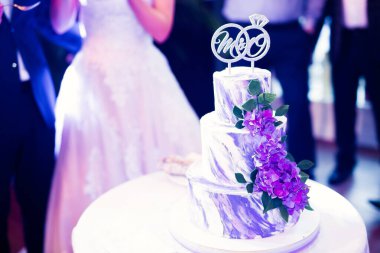 Masada süslü düğün pastası var..