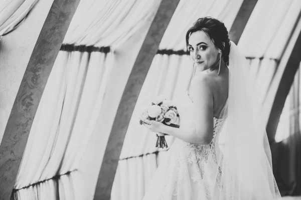 Noiva Segurando Grande Bonito Buquê Casamento Com Flores — Fotografia de Stock