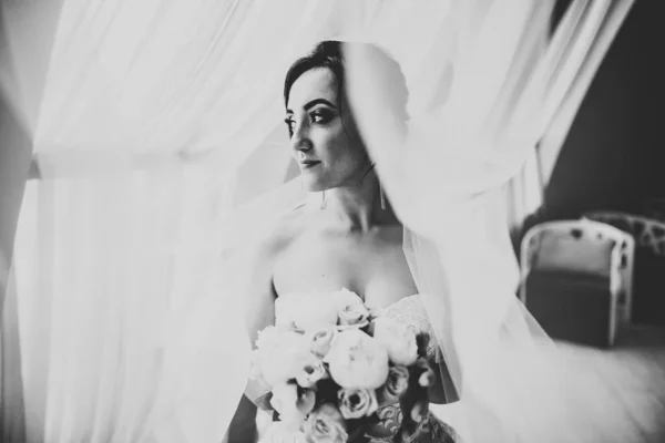 Noiva Segurando Grande Bonito Buquê Casamento Com Flores — Fotografia de Stock