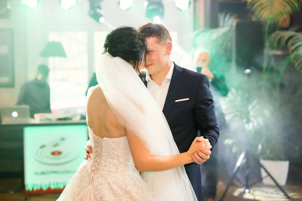 Красивая Свадебная Пара Вышла Замуж Танцует Свой Первый Танец — стоковое фото