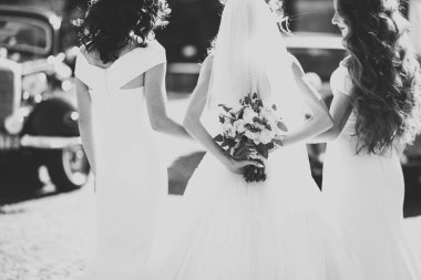 Gelin ve nedimeler düğün günü farklı çiçeklerden harika bir lüks düğün buketi tutuyor..