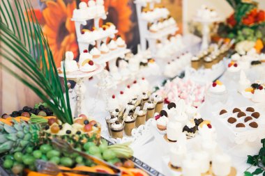 Lezzetli ve tatlı bir tatlı masası. Kapalı resepsiyonda küçük kekler ve shot 'lar var..