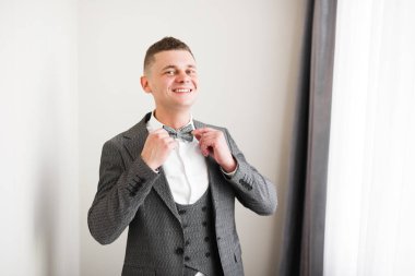 Güzel adam, damat poz veriyor ve düğüne hazırlanıyor..