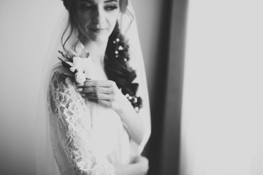 Lüks bir gelin, bir kız buketle poz veriyor ve gülümsüyor..