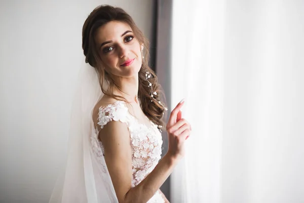 Gyönyörű Menyasszony Visel Divat Esküvői Ruha Tollak Luxus Öröm Smink — Stock Fotó