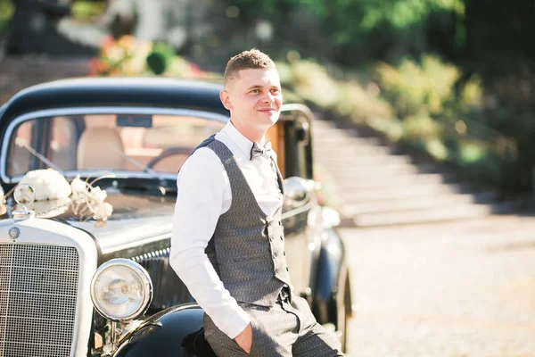 Happy Handsome Smiling Groom Boutonniere Staying Retro Wedding Car — Stock Photo, Image