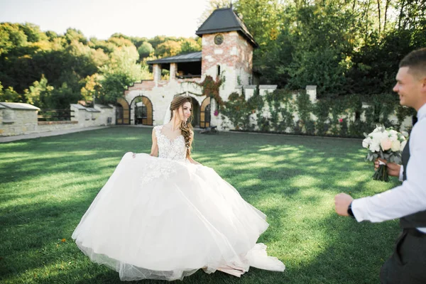 植物公園を歩く幸せな結婚式のカップル — ストック写真