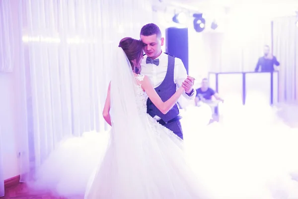 Feliz Hermosa Recién Casados Bailando Restaurante — Foto de Stock