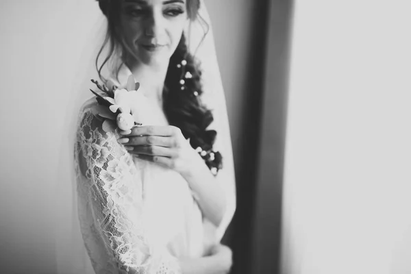 豪華な結婚式の花嫁 女の子ポージングと花束で笑顔 — ストック写真